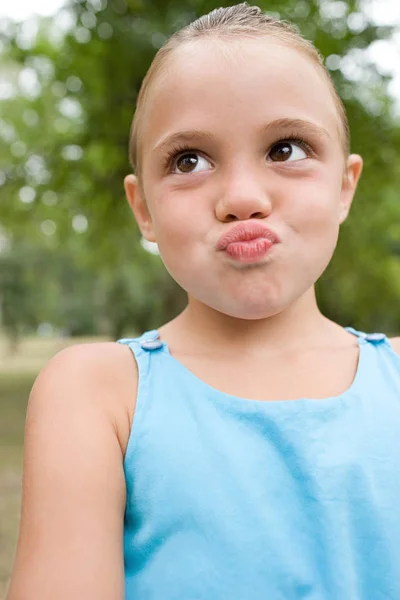 Ragazza facendo broncio faccia — Foto Stock