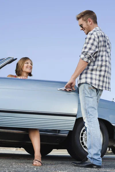 Hombre abriendo la puerta del coche para novia — Foto de Stock