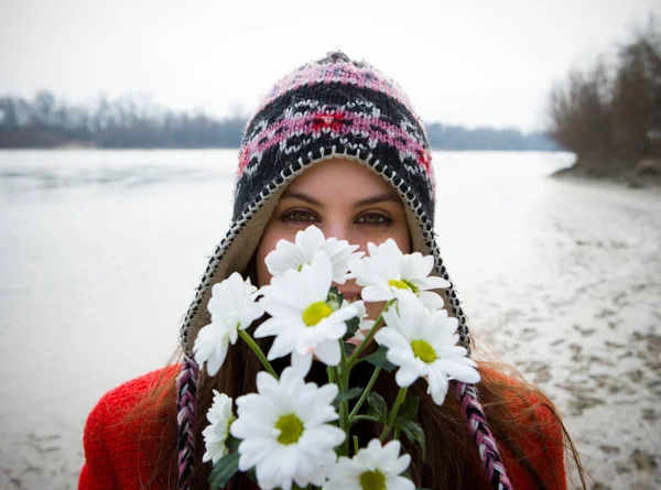 Jovem mulher ao ar livre segurando flores — Fotografia de Stock