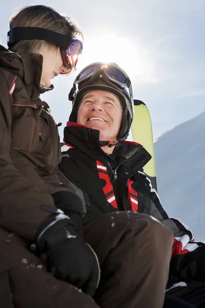 Couple d'âge mûr en tenue de ski — Photo