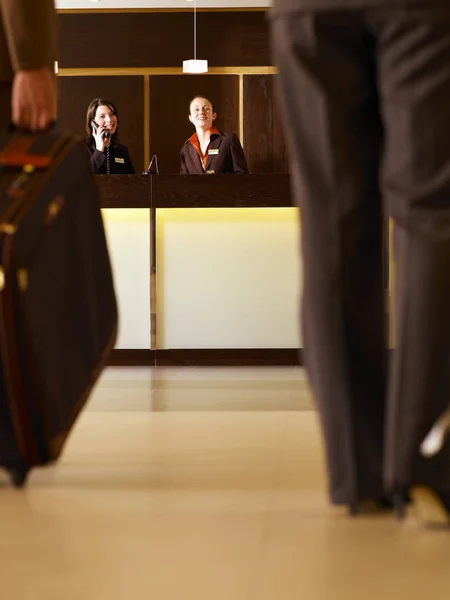 Biznesmen i kobieta zbliża się hotel — Zdjęcie stockowe