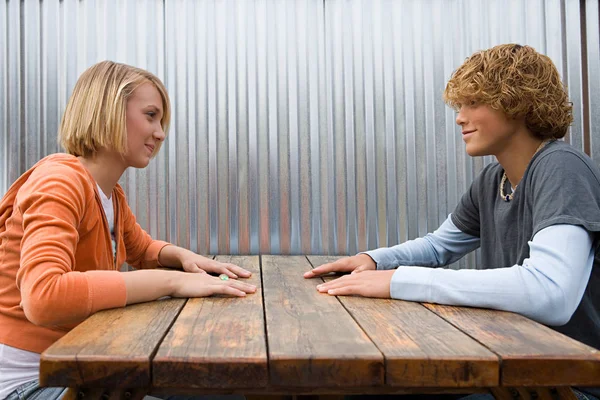 Teenage couple facing each other — Stock Photo, Image