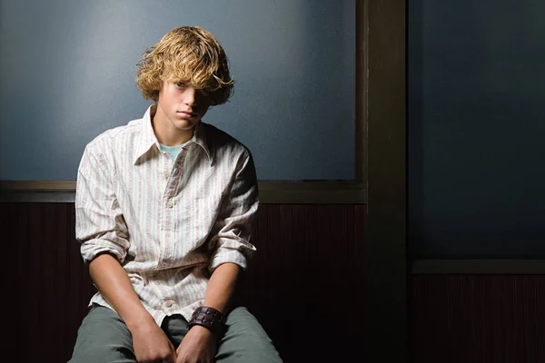 Nastoletni chłopak siedział sam — Zdjęcie stockowe