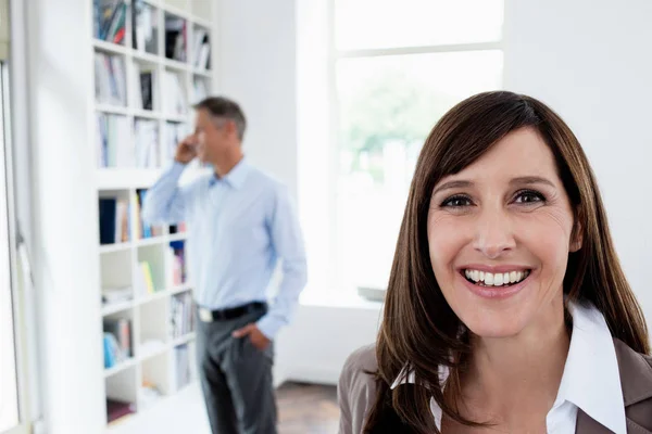 Mujer de negocios sonriendo a la cámara — Foto de Stock