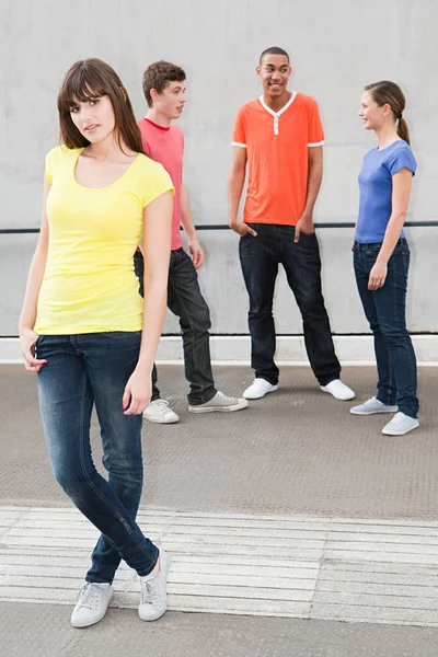 Mujer joven con amigos — Foto de Stock