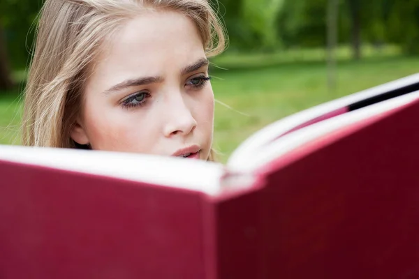 Adolescente menina lendo no parque — Fotografia de Stock