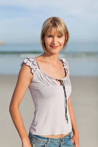 微笑沙滩上散步的女人 — 图库照片