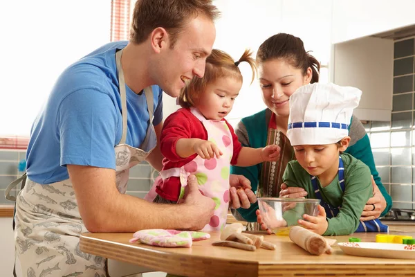 Молодая семья готовит вместе — стоковое фото