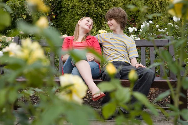 在公园的长椅上一对少年情侣 — 图库照片