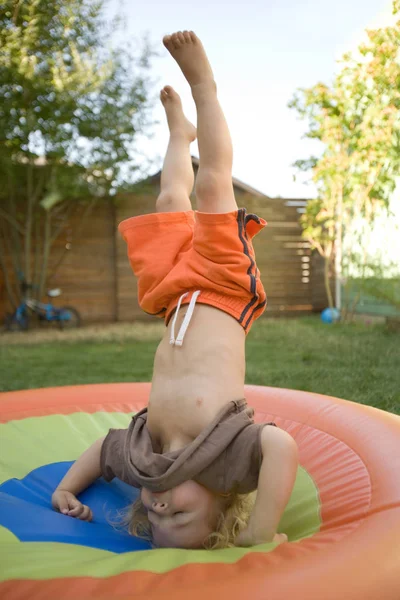 Jovem fazendo headstand — Fotografia de Stock