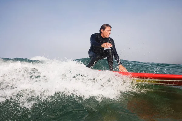 Man surfing ocean wave — Stock Photo, Image