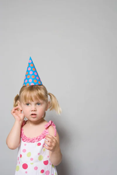 Menina usando chapéu de festa — Fotografia de Stock