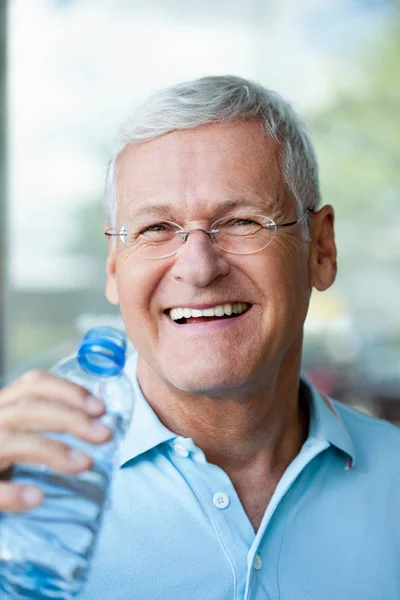 Starszy mężczyzna pijący wodę — Zdjęcie stockowe