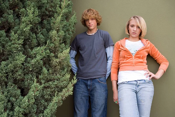Teenage par stod utomhus — Stockfoto