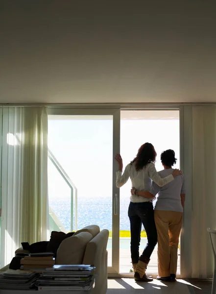 Madre e hija mirando al mar — Foto de Stock