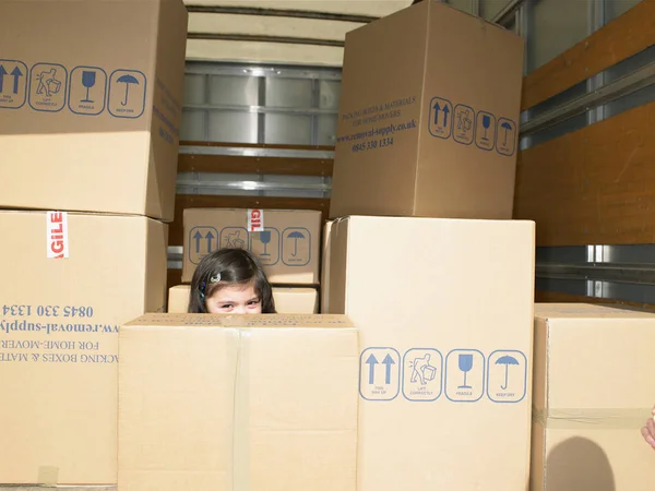 Dziewczyna Ukrywa Się Pudłach Ciężarówce — Zdjęcie stockowe