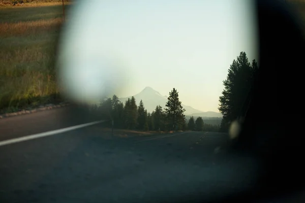 Mount Hood in de spiegel van de auto gezien — Stockfoto