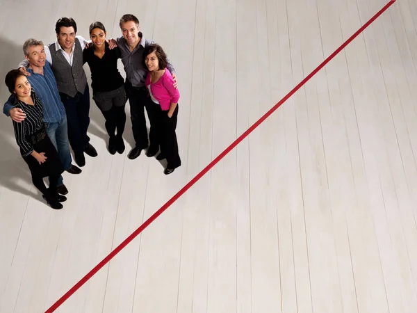 Forretningsmænd og kvinder på rød linje - Stock-foto