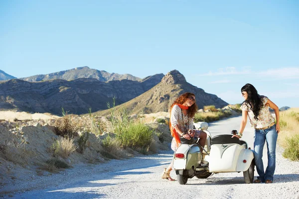 Kvinnor sitter på motorcykel — Stockfoto