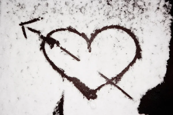 Herz im Schnee bemalt — Stockfoto