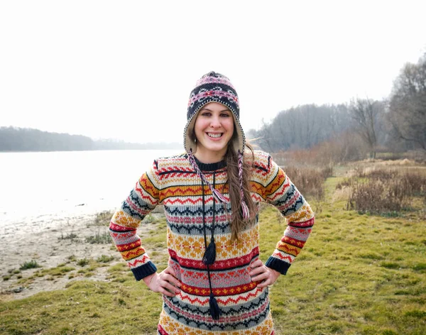 Jeune femme portant un chapeau par rivière — Photo