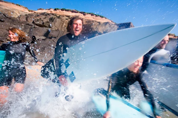 Quatre personnes coulent dans l'eau — Photo