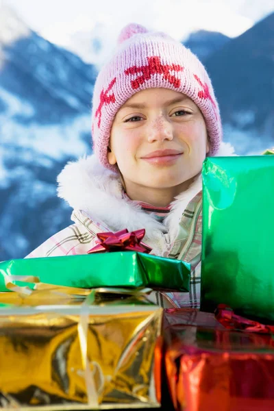 Chica con regalos en la nieve — Foto de Stock