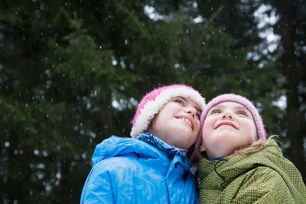 Meisjes kijken op sneeuwvlokken — Stockfoto