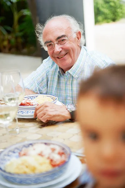 Nonno che pranza — Foto Stock