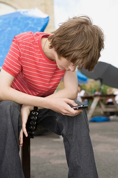 Tonårspojke med mobiltelefon — Stockfoto