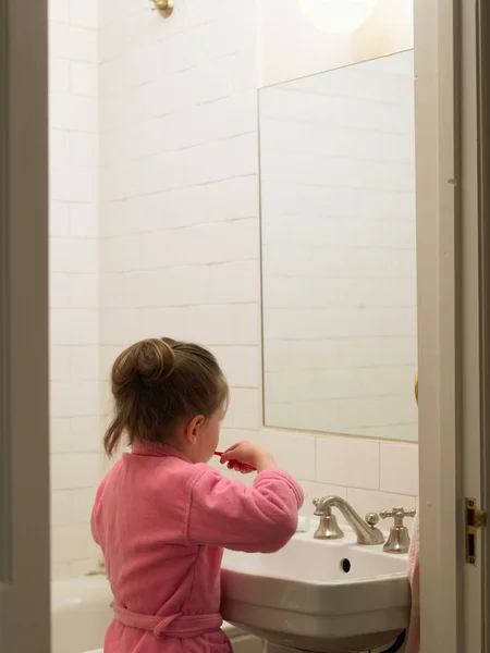 Girl brushing her teeth — Stock Photo, Image