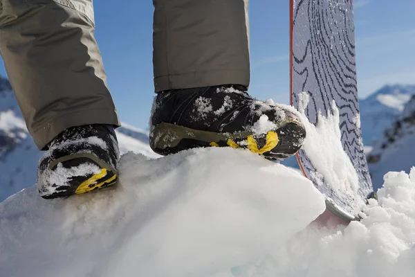 Snowboarder πόδια και snowboard — Φωτογραφία Αρχείου