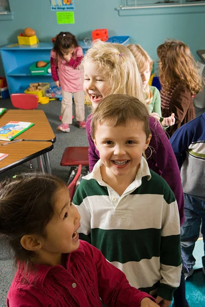 Crianças se divertindo na sala de aula — Fotografia de Stock