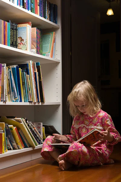 Jovem leitura menina — Fotografia de Stock