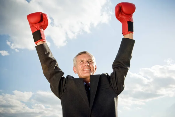 Homme d'affaires portant des gants de boxe — Photo