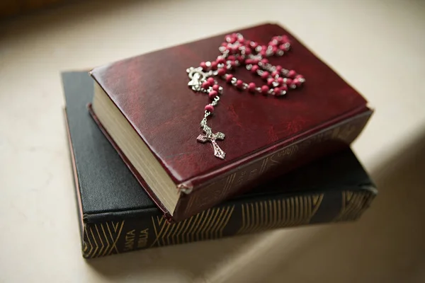 Rosary on bibles, close-up — Stock Photo, Image