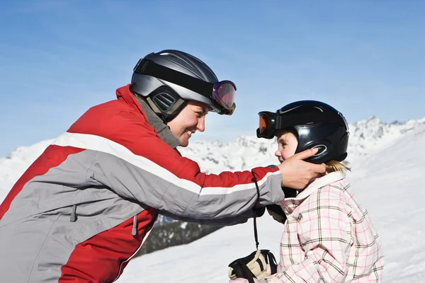 Mutter hält Tochter Helm — Stockfoto