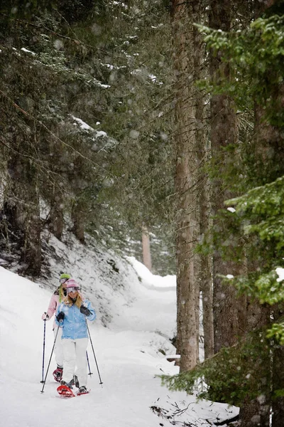雪靴で歩く二人の金髪女性 — ストック写真