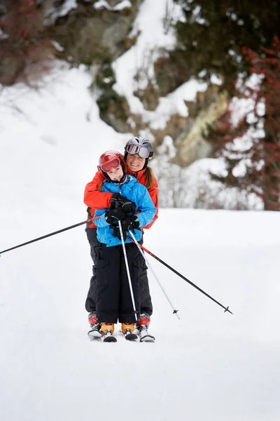 Μητέρα και κόρη σκι μαζί — Φωτογραφία Αρχείου