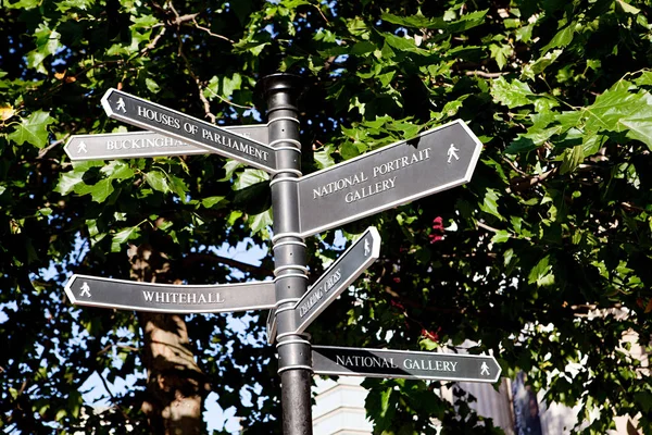 London signpost na rua — Fotografia de Stock