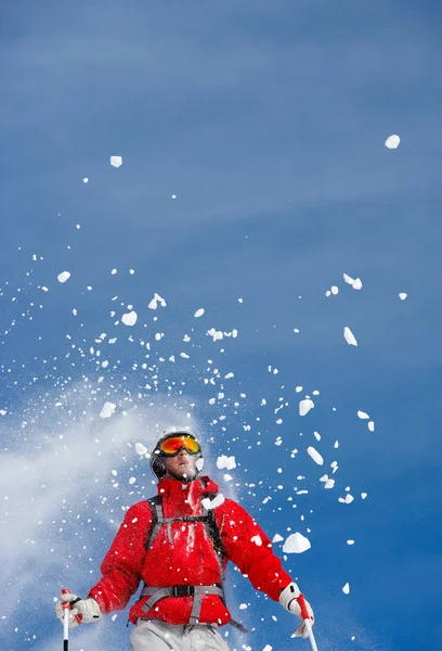 Snö sprutning över manliga skidåkare — Stockfoto