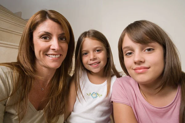 Madre e hijas, primer plano —  Fotos de Stock