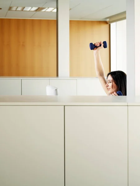 Mujer sentada en la oficina — Foto de Stock