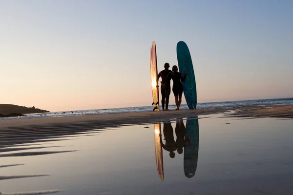 Couple debout sur la plage — Photo