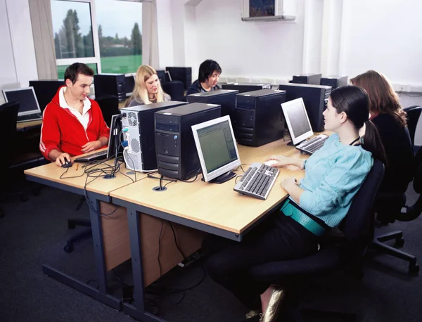 Estudantes usando computadores — Fotografia de Stock