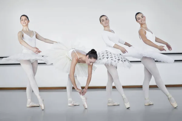 Bailarines de ballet en estudio — Foto de Stock