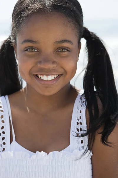 Afrikanische Amerikanerin mit Zöpfen — Stockfoto