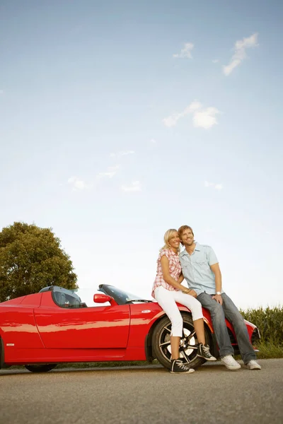 Пара сидить на електричному спортивному автомобілі — стокове фото