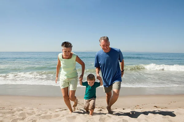Großeltern mit Enkel im Urlaub — Stockfoto