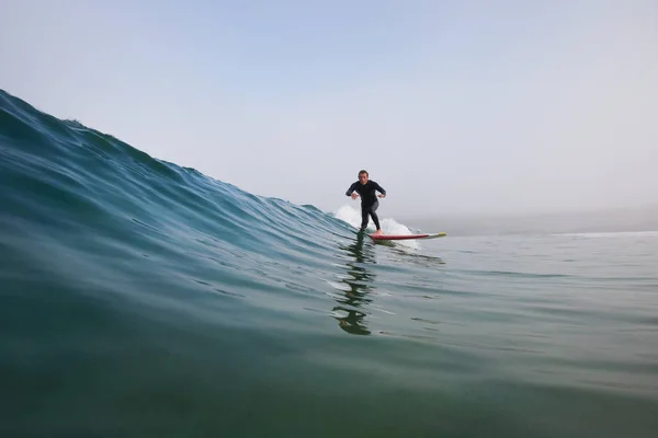 Hombre surfeando ola oceánica — Foto de Stock